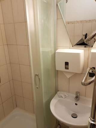 Отель Apart-Hotel City Center Contrabas Львов Бюджетный двухместный номер с 2 отдельными кроватями-5